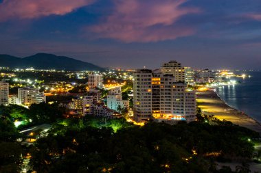 Bello Horizonte plajında güzel renkli bir gün batımı. Santa Marta, Magdalena, Kolombiya.