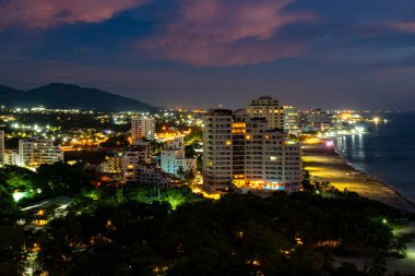 Bello Horizonte plajında güzel renkli bir gün batımı. Santa Marta, Magdalena, Kolombiya.