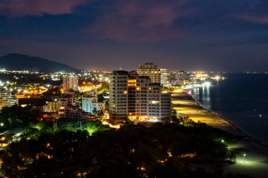 Bello Horizonte plajında güzel renkli bir gün batımı. Santa Marta, Magdalena, Kolombiya.