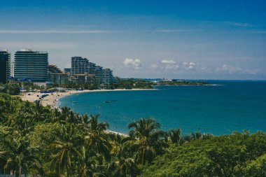 Santa Marta, Magdalena, Kolombiya. 15 Eylül 2024 Bello Horizonte plajı ve mavi gökyüzünün panoramik manzarası.