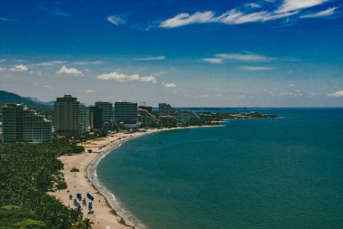 Santa Marta, Magdalena, Kolombiya. 15 Eylül 2024 Bello Horizonte plajı ve mavi gökyüzünün panoramik manzarası.