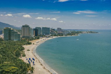 Santa Marta, Magdalena, Kolombiya. 15 Eylül 2024 Bello Horizonte plajı ve mavi gökyüzünün panoramik manzarası.