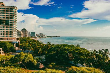 Santa Marta, Magdalena, Kolombiya. 15 Eylül 2024 Bello Horizonte plajı ve mavi gökyüzünün panoramik manzarası.