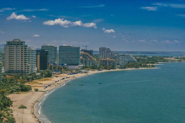 Santa Marta, Magdalena, Kolombiya. 15 Eylül 2024 Bello Horizonte plajı ve mavi gökyüzünün panoramik manzarası.