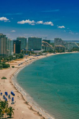 Santa Marta, Magdalena, Kolombiya. 15 Eylül 2024 Bello Horizonte plajı ve mavi gökyüzünün panoramik manzarası.