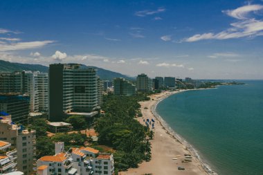 Santa Marta, Magdalena, Kolombiya. 15 Eylül 2024 Bello Horizonte plajı ve mavi gökyüzünün panoramik manzarası.