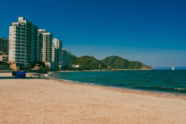 Santa Marta, Magdalena, Kolombiya. 19 Eylül 2024: Cocos plajında deniz manzaralı doğal manzara.