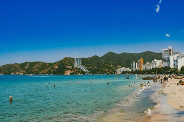 Santa Marta, Magdalena, Kolombiya. 16 Eylül 2024: Deniz manzaralı manzara ve El Roadero plajındaki binalar