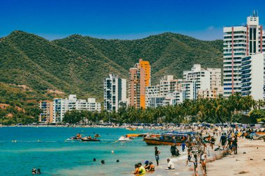 Santa Marta, Magdalena, Kolombiya. 16 Eylül 2024: Deniz manzaralı manzara ve El Roadero plajındaki binalar