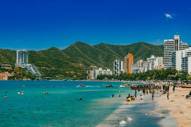 Santa Marta, Magdalena, Kolombiya. 16 Eylül 2024: Deniz manzaralı manzara ve El Roadero plajındaki binalar