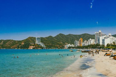 Santa Marta, Magdalena, Kolombiya. 16 Eylül 2024: Deniz manzaralı manzara ve El Roadero plajındaki binalar