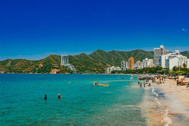 Santa Marta, Magdalena, Kolombiya. 16 Eylül 2024: Deniz manzaralı manzara ve El Roadero plajındaki binalar