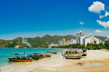 Santa Marta, Magdalena, Kolombiya. 16 Eylül 2024: Deniz manzaralı manzara ve El Roadero plajındaki binalar