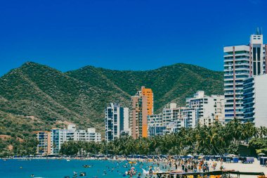 Santa Marta, Magdalena, Kolombiya. 16 Eylül 2024: Deniz manzaralı manzara ve El Roadero plajındaki binalar