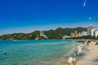 Santa Marta, Magdalena, Kolombiya. 16 Eylül 2024: Deniz manzaralı manzara ve El Roadero plajındaki binalar