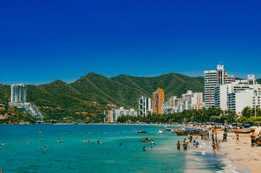 Santa Marta, Magdalena, Kolombiya. 16 Eylül 2024: Deniz manzaralı manzara ve El Roadero plajındaki binalar