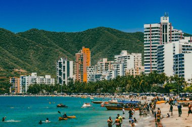 Santa Marta, Magdalena, Kolombiya. 16 Eylül 2024: Deniz manzaralı manzara ve El Roadero plajındaki binalar