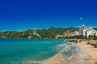 Santa Marta, Magdalena, Kolombiya. 16 Eylül 2024: Deniz manzaralı manzara ve El Roadero plajındaki binalar