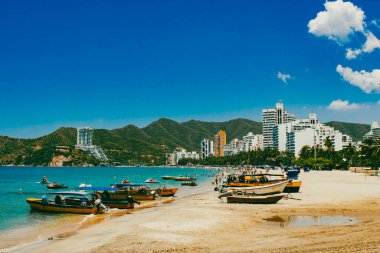 Santa Marta, Magdalena, Kolombiya. 16 Eylül 2024: Deniz manzaralı manzara ve El Roadero plajındaki binalar