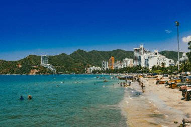 Santa Marta, Magdalena, Kolombiya. 16 Eylül 2024: Deniz manzaralı manzara ve El Roadero plajındaki binalar