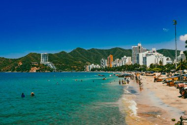 Santa Marta, Magdalena, Kolombiya. 16 Eylül 2024: Deniz manzaralı manzara ve El Roadero plajındaki binalar