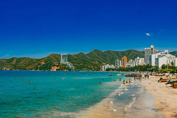 Santa Marta, Magdalena, Kolombiya. 16 Eylül 2024: Deniz manzaralı manzara ve El Roadero plajındaki binalar