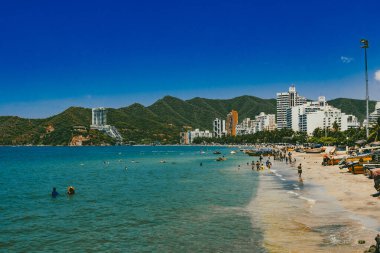 Santa Marta, Magdalena, Kolombiya. 16 Eylül 2024: Deniz manzaralı manzara ve El Roadero plajındaki binalar