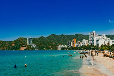 Santa Marta, Magdalena, Kolombiya. 16 Eylül 2024: Deniz manzaralı manzara ve El Roadero plajındaki binalar