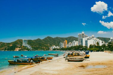 Santa Marta, Magdalena, Kolombiya. 16 Eylül 2024: Deniz manzaralı manzara ve El Roadero plajındaki binalar
