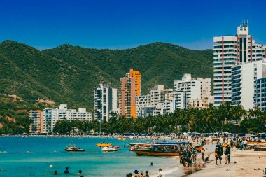 Santa Marta, Magdalena, Kolombiya. 16 Eylül 2024: Deniz manzaralı manzara ve El Roadero plajındaki binalar