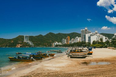 Santa Marta, Magdalena, Kolombiya. 16 Eylül 2024: Deniz manzaralı manzara ve El Roadero plajındaki binalar