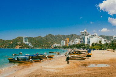 Santa Marta, Magdalena, Kolombiya. 16 Eylül 2024: Deniz manzaralı manzara ve El Roadero plajındaki binalar