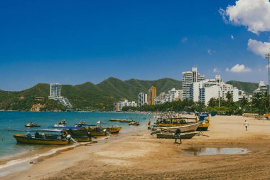 Santa Marta, Magdalena, Kolombiya. 16 Eylül 2024: Deniz manzaralı manzara ve El Roadero plajındaki binalar