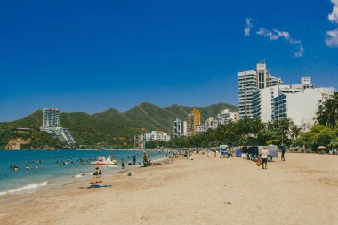 Santa Marta, Magdalena, Kolombiya. 16 Eylül 2024: Deniz manzaralı manzara ve El Roadero plajındaki binalar