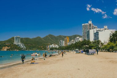 Santa Marta, Magdalena, Kolombiya. 16 Eylül 2024: Deniz manzaralı manzara ve El Roadero plajındaki binalar