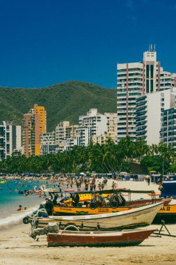 Santa Marta, Magdalena, Kolombiya. 16 Eylül 2024: Deniz manzaralı manzara ve El Roadero plajındaki binalar