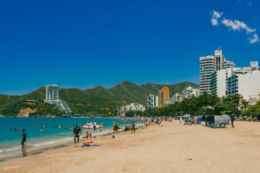 Santa Marta, Magdalena, Kolombiya. 16 Eylül 2024: Deniz manzaralı manzara ve El Roadero plajındaki binalar