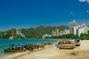 Santa Marta, Magdalena, Kolombiya. 16 Eylül 2024: Deniz manzaralı manzara ve El Roadero plajındaki binalar