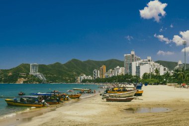 Santa Marta, Magdalena, Kolombiya. 16 Eylül 2024: Deniz manzaralı manzara ve El Roadero plajındaki binalar