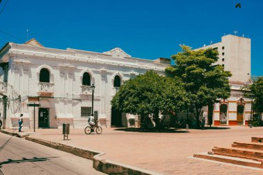 Santa Marta, Magdalena, Kolombiya. 19 Eylül 2024: Santa Marta Meydanı Bazilikası