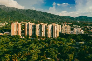 Santa Marta, Magdalena, Kolombiya. 19 Eylül 2024: Zazue yerleşim birimi ve Santa Marta alışveriş merkezi.