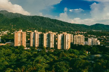 Santa Marta, Magdalena, Kolombiya. 19 Eylül 2024: Zazue yerleşim birimi ve Santa Marta alışveriş merkezi.