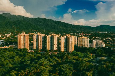 Santa Marta, Magdalena, Kolombiya. 19 Eylül 2024: Zazue yerleşim birimi ve Santa Marta alışveriş merkezi.