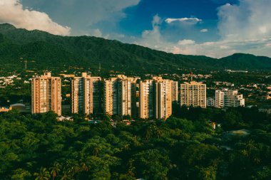 Santa Marta, Magdalena, Kolombiya. 19 Eylül 2024: Zazue yerleşim birimi ve Santa Marta alışveriş merkezi.