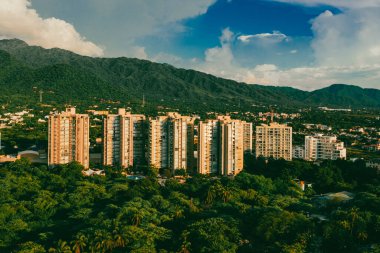 Santa Marta, Magdalena, Kolombiya. 19 Eylül 2024: Zazue yerleşim birimi ve Santa Marta alışveriş merkezi.