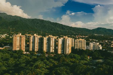 Santa Marta, Magdalena, Kolombiya. 19 Eylül 2024: Zazue yerleşim birimi ve Santa Marta alışveriş merkezi.