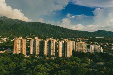 Santa Marta, Magdalena, Kolombiya. 19 Eylül 2024: Zazue yerleşim birimi ve Santa Marta alışveriş merkezi.