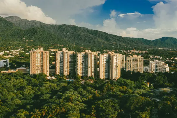 Santa Marta, Magdalena, Kolombiya. 19 Eylül 2024: Zazue yerleşim birimi ve Santa Marta alışveriş merkezi.