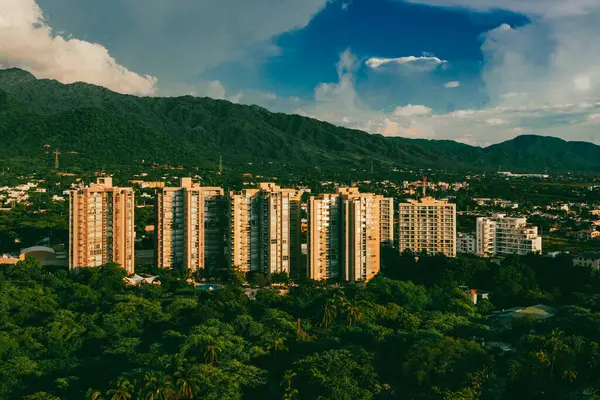 Santa Marta, Magdalena, Kolombiya. 19 Eylül 2024: Zazue yerleşim birimi ve Santa Marta alışveriş merkezi.