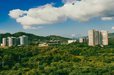 Santa Marta, Magdalena, Kolombiya. 19 Eylül 2024: İnşaat alanlarında ve mavi gökyüzünde kırmızı delikler.